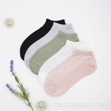 Schöne Socken des Baumwollmädchens